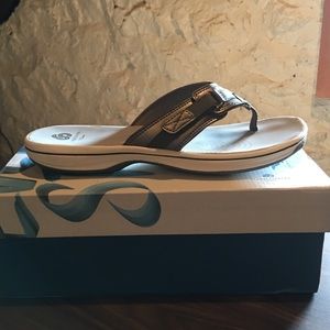 NWT Women’s Clark’s flip flops Size 8